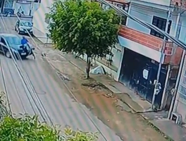 Ποδηλάτης γλυτώνει από θαύμα όταν 13χρονος οδηγός τον παρασέρνει πάνω σε γκαραζόπορτα (βίντεο)